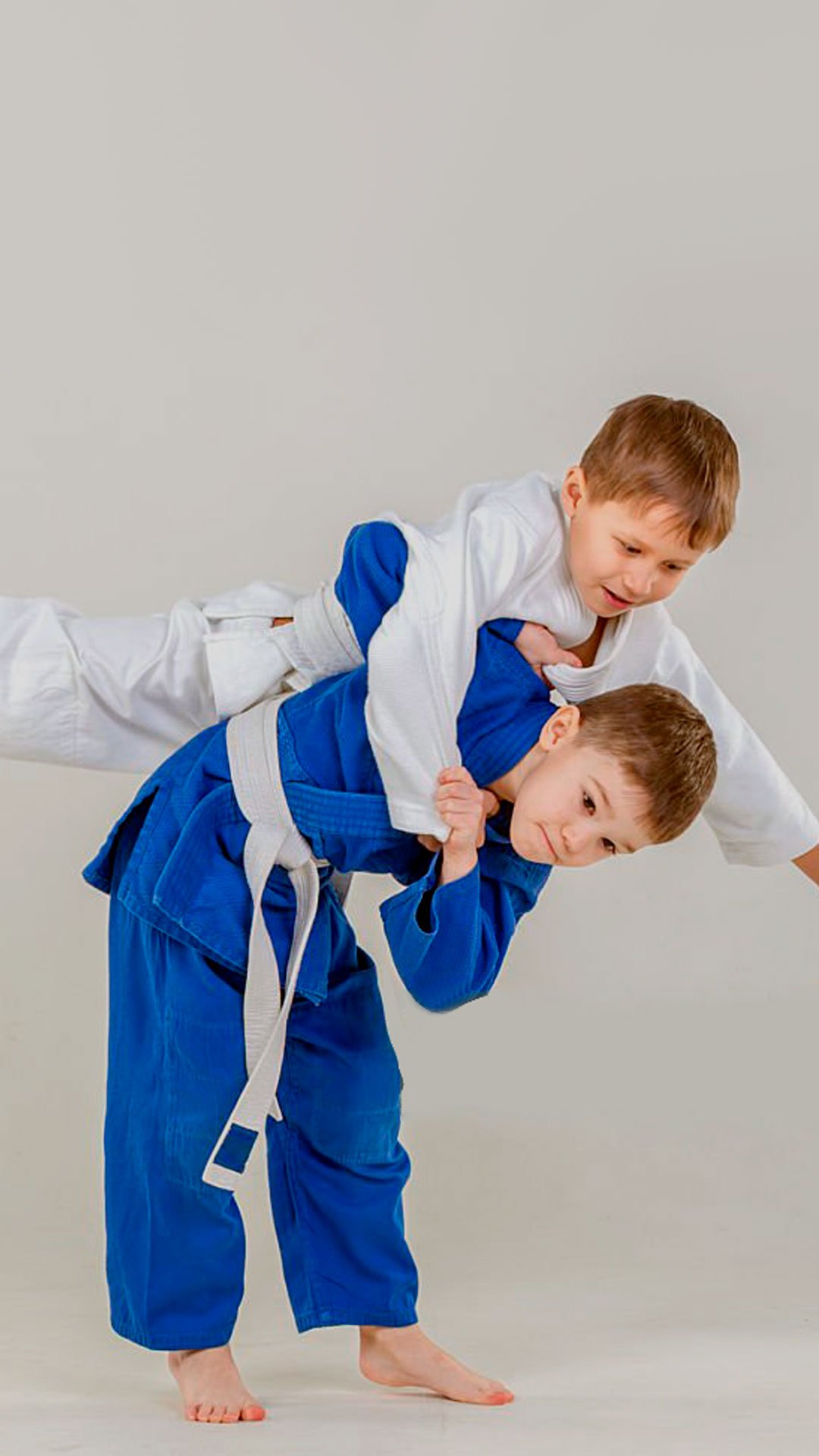Chicos practicando Jiu Jitsu con kimono